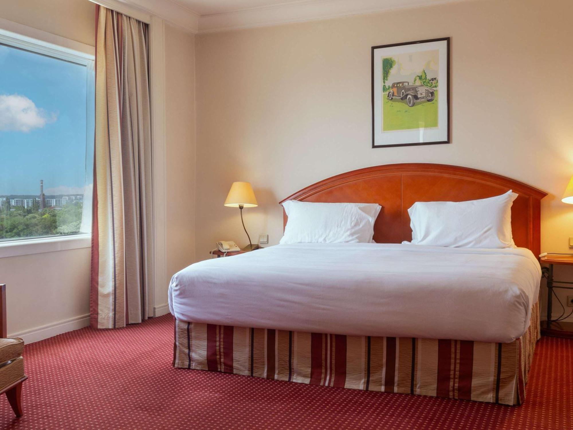 Pullman World Trade Center Hotel 4*